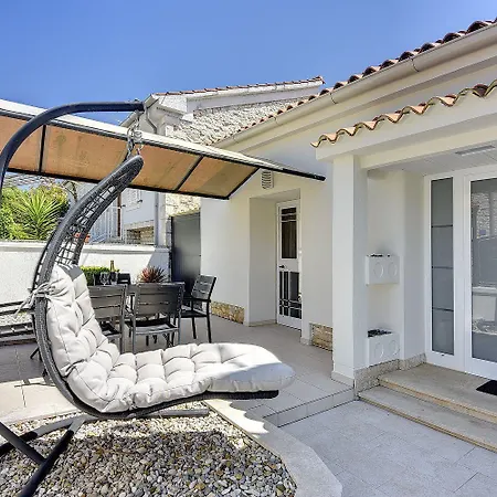 Apartament 200 Meter Zum Mit Salzwasserpool, Grill, Sonnenterrasse Pula