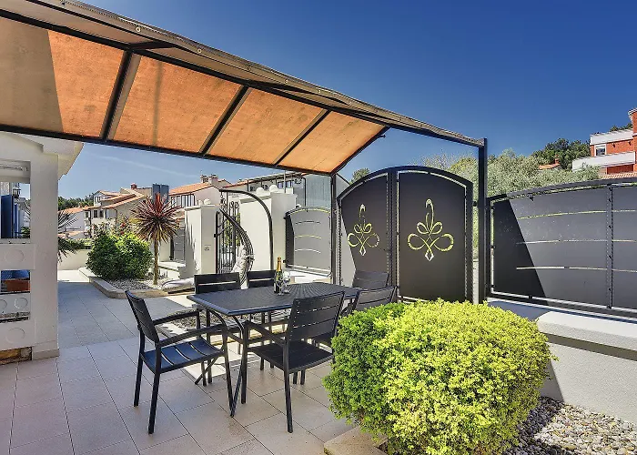 200 Meter Zum Mit Salzwasserpool, Grill, Sonnenterrasse Pola