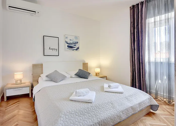 200 Meter Zum Mit Salzwasserpool, Grill, Sonnenterrasse Pola